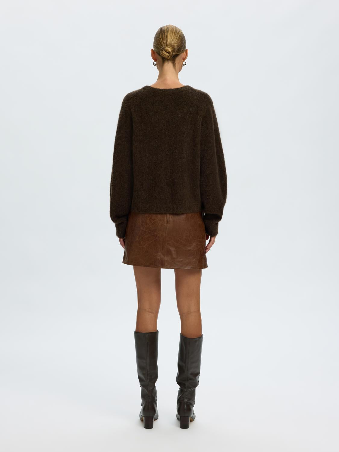 model_shot-back